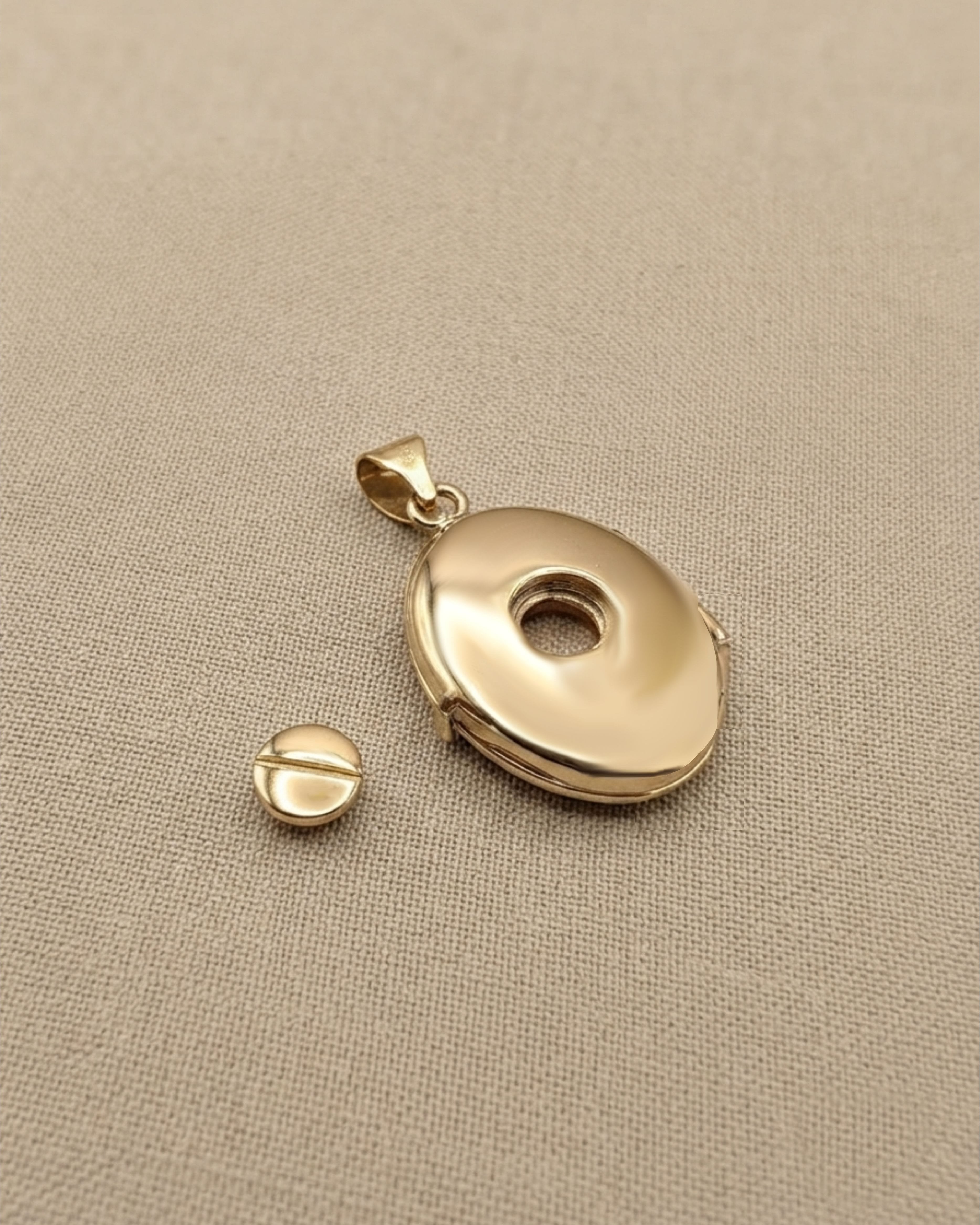 Cara Keepsakes Gold Locket Urns Gold Oval Locket Urn - Diamond Cut (10K)